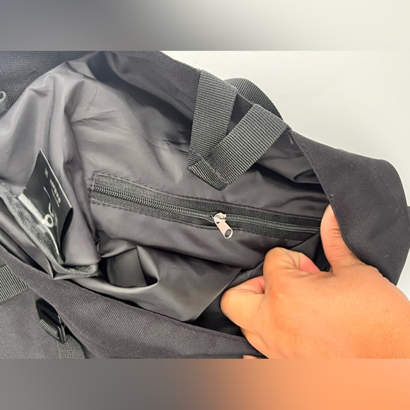 On Cloud Black Backpack - Picture 10 of 10